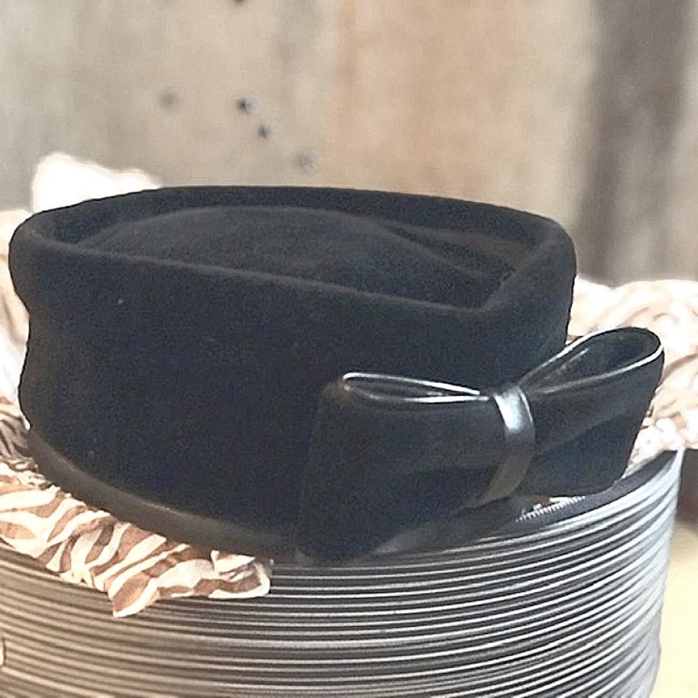 Classic vintage pill hat